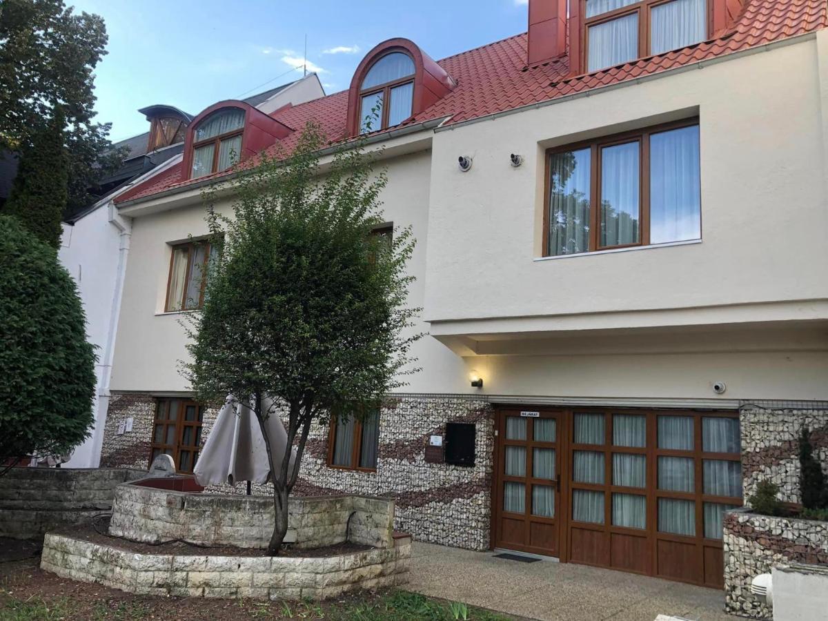 Atryum Hotel Ζολνοκ Εξωτερικό φωτογραφία