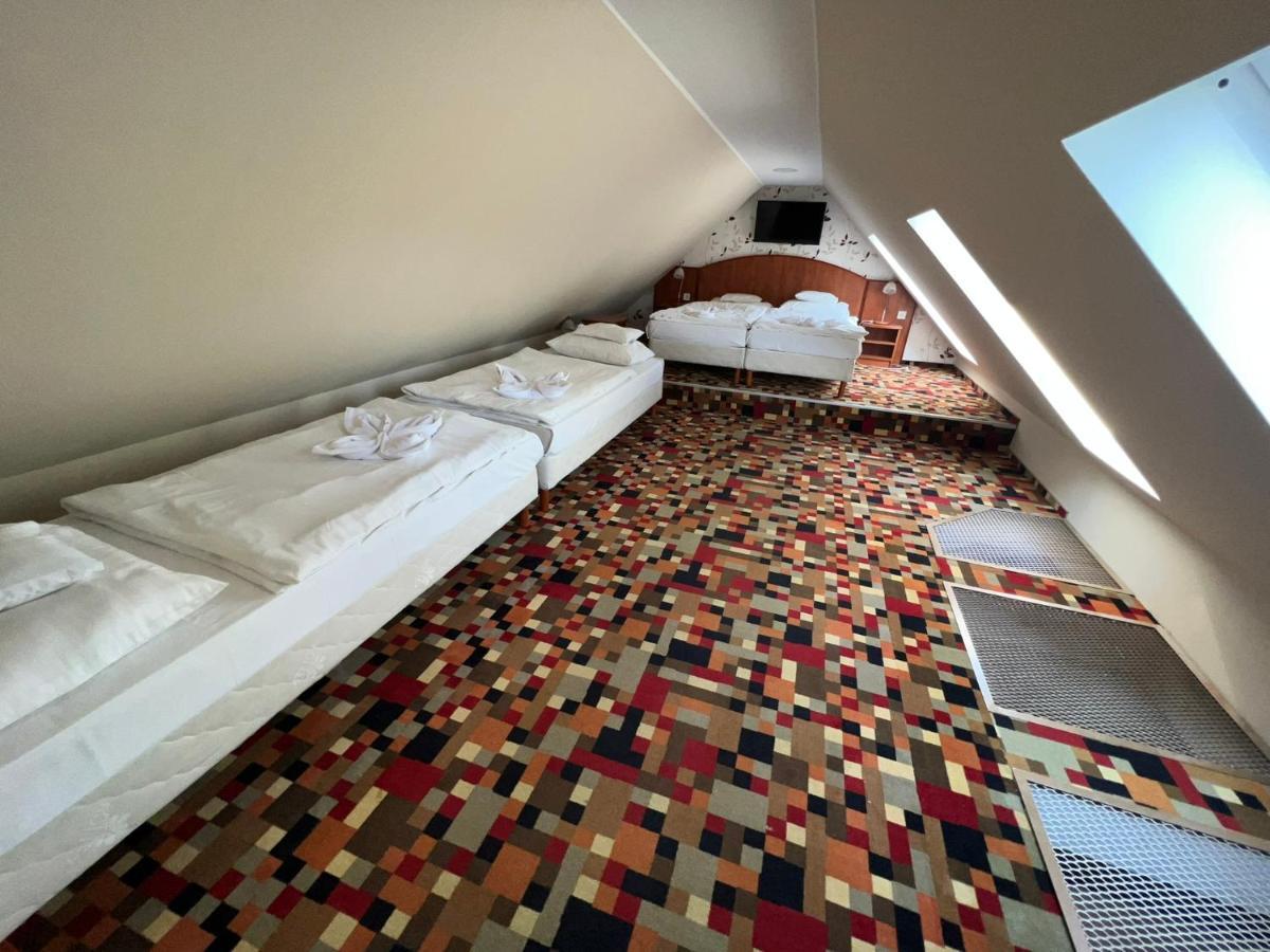 Atryum Hotel Ζολνοκ Εξωτερικό φωτογραφία