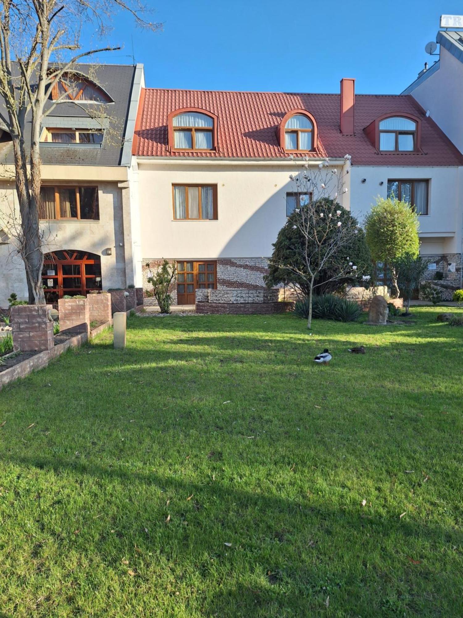 Atryum Hotel Ζολνοκ Εξωτερικό φωτογραφία